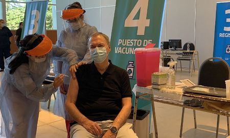 Por recomendación ya sus 71 años, se aplicó la primera dosis Por recomendación ya sus 71 años, se aplicó la primera dosis