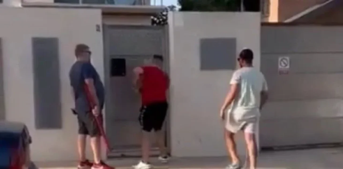 En España, Murcia, el dueño de una casa que fue tomada el sábado decidió no acudir a la policía y hacer justicia por mano propia: acompañado por dos amigos y armado con barras de hierro y otros objetos, decidió entrar a la propiedad y desalojar por la fuerza a los okupas.