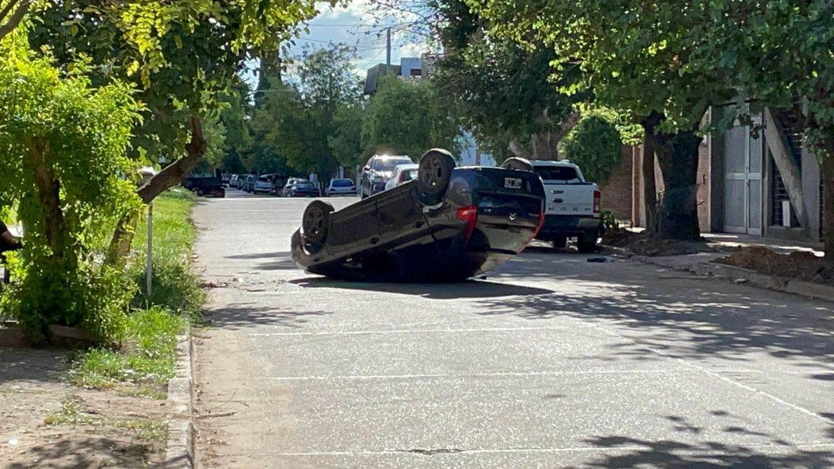 Un fuerte accidente terminó con un auto completamente volcado este jueves por la tarde en calle Juan del Campillo