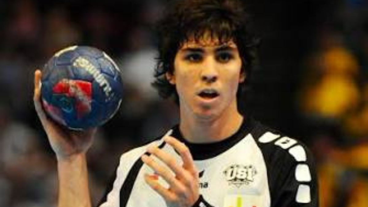En Villa Ballester comenzó el camino deportivo del Chino, que desde muy joven mostró el talento que lo llevaría a competir en las principales ligas europeas. En Villa Ballester comenzó el camino deportivo del Chino, que desde muy joven mostró el talento que lo llevaría a competir en las principales ligas europeas.
