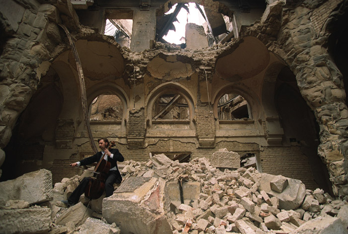 En 1992, la Biblioteca Nacional de Sarajevo quedó totalmente en ruinas debido al conflicto bélico de los Balcanes. La imagen que quedó grabada en la mente del mundo fue la del músico Vedran Smailovic, tocando su violonchelo entre los escombros del hermoso edificio.