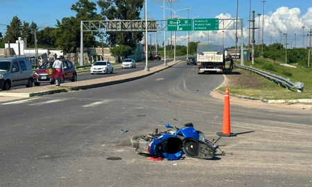 Accidente en la ruta 1, a la altura del kilómetro 0,5. Accidente en la ruta 1, a la altura del kilómetro 0,5.