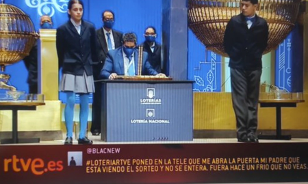 Envió un mensaje a la televisión para que su padre le abra la puerta porque veía el programa y no lo escuchaba Envió un mensaje a la televisión para que su padre le abra la puerta porque veía el programa y no lo escuchaba