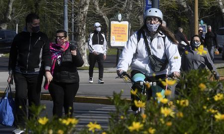 En abril se encontró en Argentina a dos niños que venían de viaje que tenían esta variante, pero fueron oportunamente aislados junto a sus contactos estrechos. En abril se encontró en Argentina a dos niños que venían de viaje que tenían esta variante, pero fueron oportunamente aislados junto a sus contactos estrechos.