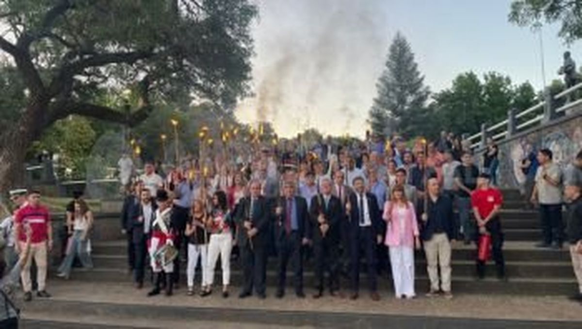 La actividad fue encabezada por el gobernador Maximiliano Pullaro que estuvo acompañado por legisladores, autoridades provinciales, descendientes del Brigadier y representantes de diversas instituciones de la región. La actividad fue encabezada por el gobernador Maximiliano Pullaro que estuvo acompañado por legisladores, autoridades provinciales, descendientes del Brigadier y representantes de diversas instituciones de la región.