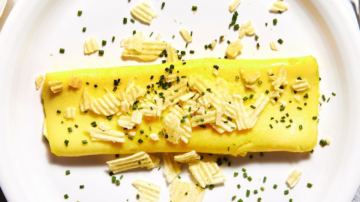 La tortilla francesa de ‘The Bear’ es una receta sencilla, pero deliciosa que combina huevos, queso Boursin, patatas fritas estilo chip y cebolla. La tortilla francesa de ‘The Bear’ es una receta sencilla, pero deliciosa que combina huevos, queso Boursin, patatas fritas estilo chip y cebolla.