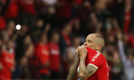 A los 41 años, Andrés DAlessandro se despidió de la actividad profesional anotando un gol para Inter de Porto Alegre. A los 41 años, Andrés DAlessandro se despidió de la actividad profesional anotando un gol para Inter de Porto Alegre.