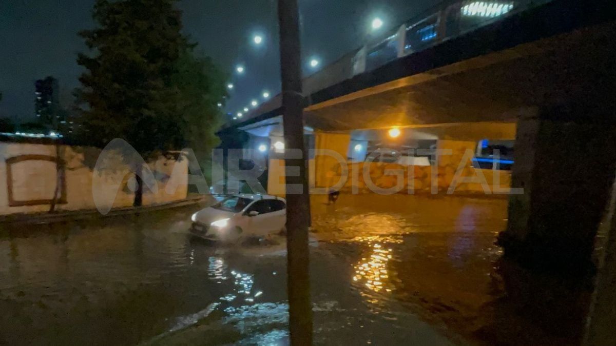 Vecino intentaron desobtruir el agua acumulada debajo el Puente Gobernador Oroño.