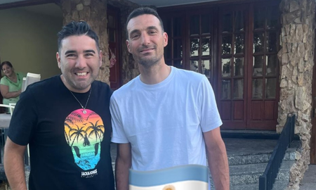 Mauricio Leonardi viajó hasta Rosario para ver a Lionel Messi y conoció a Lionel Scaloni. Mauricio Leonardi viajó hasta Rosario para ver a Lionel Messi y conoció a Lionel Scaloni.