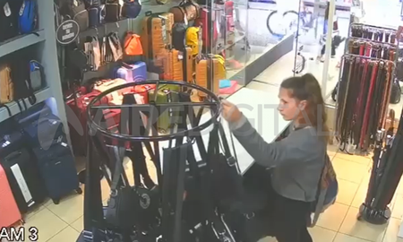 Peatonal de Santa Fe: una mechera quedó filmada cuando cometía un robo Peatonal de Santa Fe: una mechera quedó filmada cuando cometía un robo