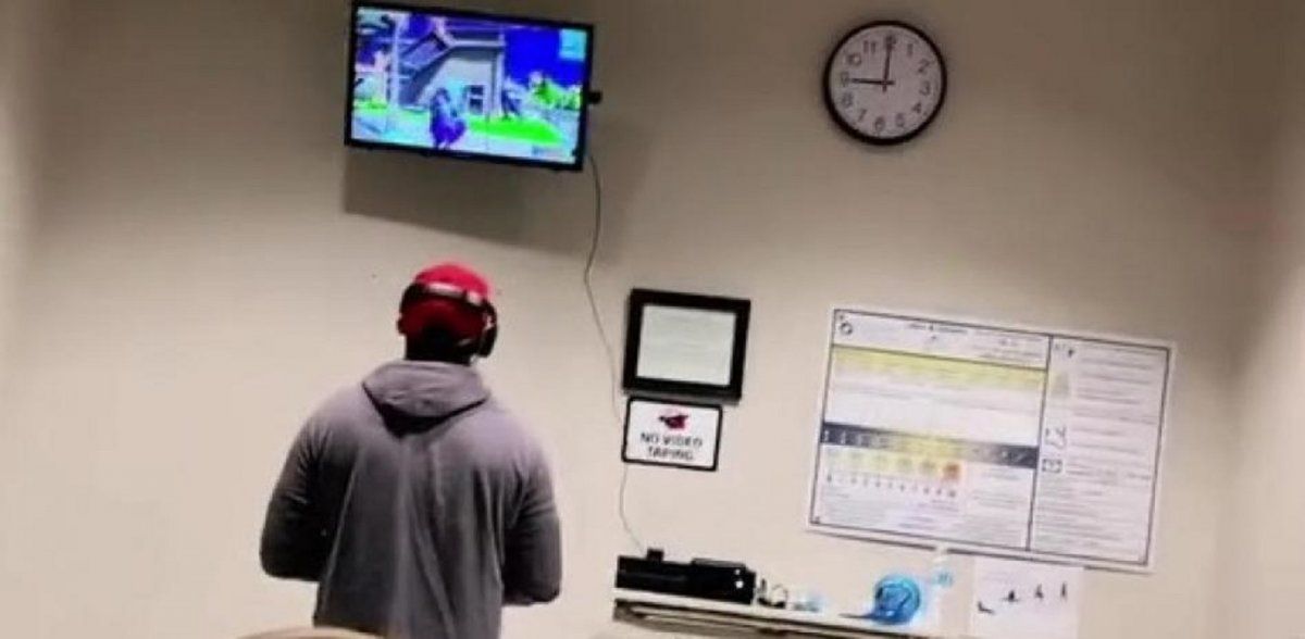 Video viral: su mujer estaba a punto de parir y él se puso a jugar en la Xbox.