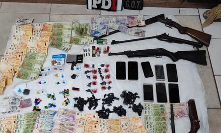 Los estupefacientes y las armas que la policía secuestró. Los estupefacientes y las armas que la policía secuestró.