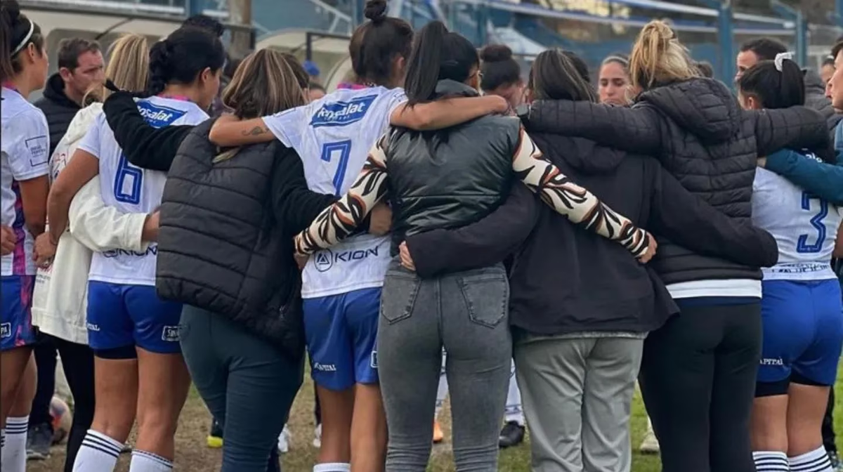 El plantel de fútbol femenino de Argentino de Rosario decidió renunciar y denunciar por negligencia y discriminación.