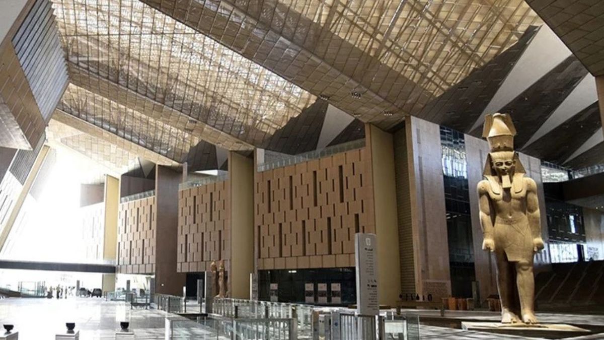 La colección completa de Tutankamón, con su icónica máscara de oro, es la joya central del nuevo museo. La colección completa de Tutankamón, con su icónica máscara de oro, es la joya central del nuevo museo.