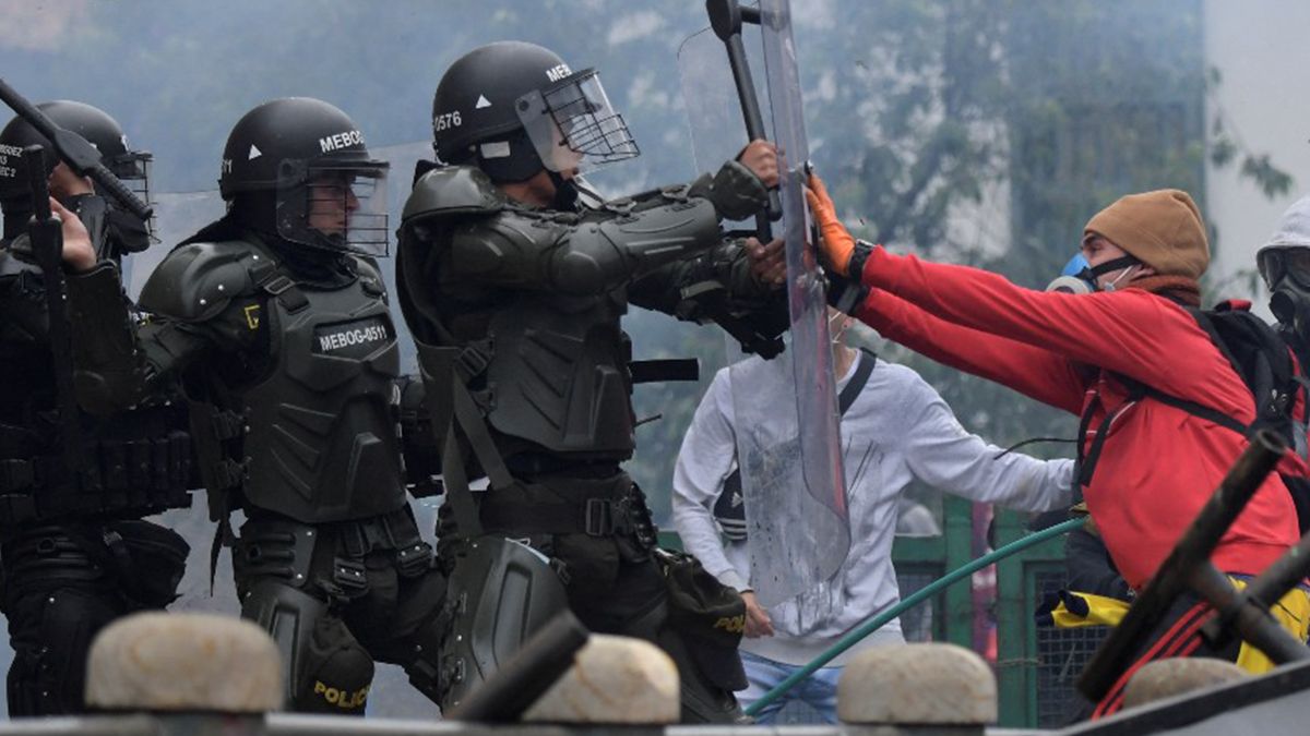 Al menos 19 muertos y 846 heridos en seis días de masivas protestas en Colombia.