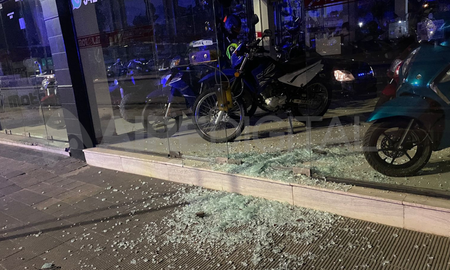 Delincuentes destrozaron la vidriera de una concesionaria de motos, sustrajeron tres rodados y las abandonaron en un pasillo Delincuentes destrozaron la vidriera de una concesionaria de motos, sustrajeron tres rodados y las abandonaron en un pasillo
