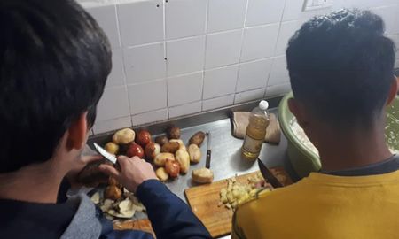 Todos los sábados los jóvenes cocinan para más de 150 familias carenciadas del barrio. Todos los sábados los jóvenes cocinan para más de 150 familias carenciadas del barrio.