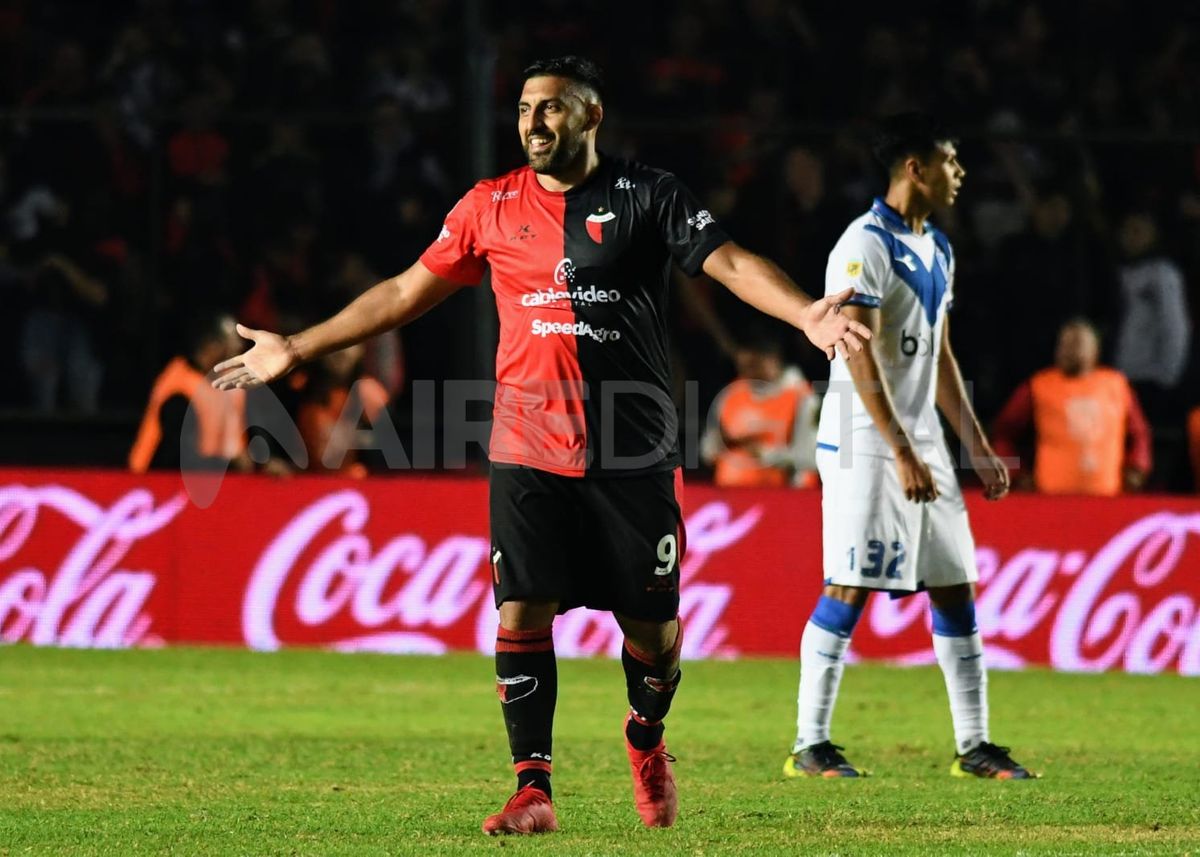 Wanchope Ábila sigue afilado y Colón saca diferencia sobre Vélez en Santa Fe.