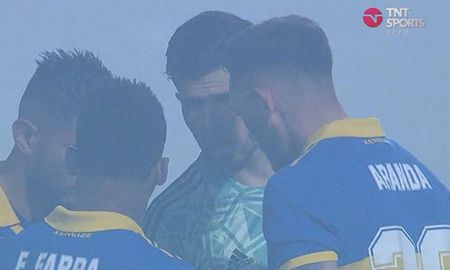 A raíz de esta situación, los jugadores de ambos equipos se fueron a los vestuarios, mientras los hinchas de Gimnasia no pueden salir del estadio debido a que las autoridades cerraron las puertas. A raíz de esta situación, los jugadores de ambos equipos se fueron a los vestuarios, mientras los hinchas de Gimnasia no pueden salir del estadio debido a que las autoridades cerraron las puertas.
