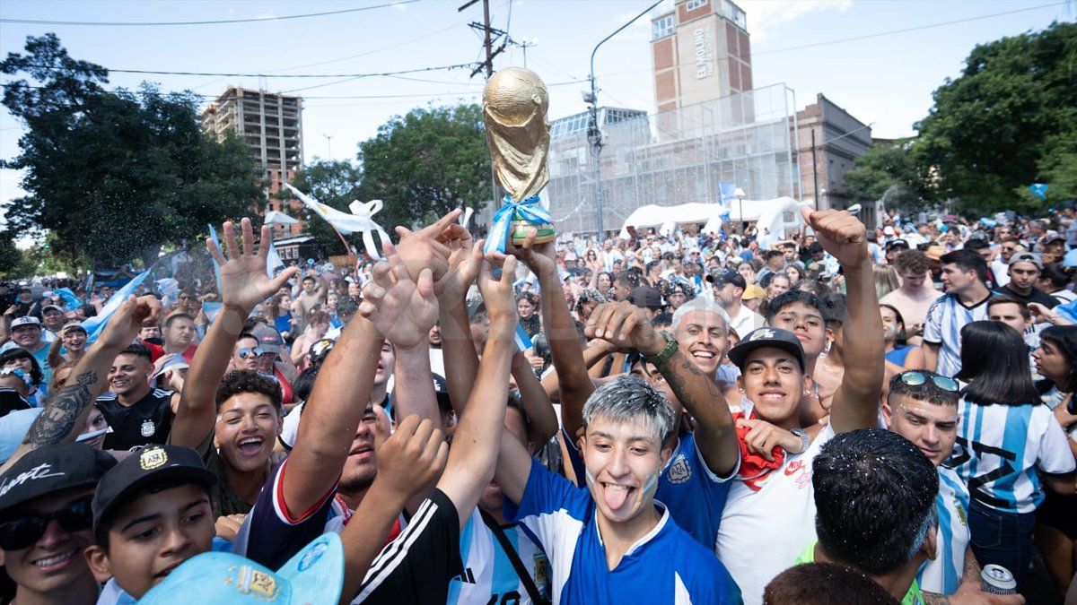 Los jóvenes se reunieron para festejar la coronación del equipo liderado por Messi.