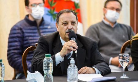El gobernador Ricardo Quintela, junto a funcionarios del gabinete provincial, confirmó el retroceso de fase, tras los resultados epidemiológicos actuales. El gobernador Ricardo Quintela, junto a funcionarios del gabinete provincial, confirmó el retroceso de fase, tras los resultados epidemiológicos actuales.