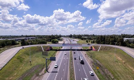 Este lunes por la tarde quedará formalmente habilitado el tercer carril de la Autopista Rosario - Santa Fe. Este lunes por la tarde quedará formalmente habilitado el tercer carril de la Autopista Rosario - Santa Fe.