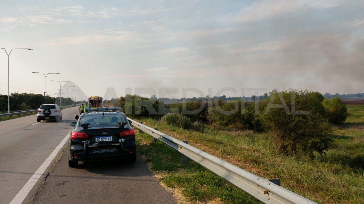La Policía provincial colabora con el trabajo de los bomberos y con las tareas de seguridad sobre los corredores viales.