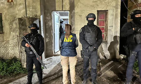 En septiembre de 2023 se realizaron 16 allanamientos para desbaratar a la banda narco. En septiembre de 2023 se realizaron 16 allanamientos para desbaratar a la banda narco.