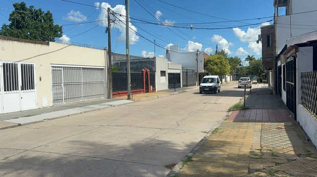 Una familia fue atacada por delincuentes armados al llegar a su casa en barrio Barranquitas.