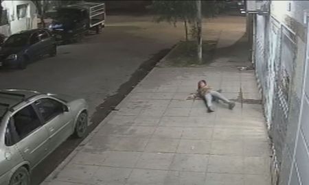 La adolescente recibió un disparo por la espalda cuando esperaba afuera de un kiosco en Laferrere; el hecho quedó registrado por cámaras de seguridad. La adolescente recibió un disparo por la espalda cuando esperaba afuera de un kiosco en Laferrere; el hecho quedó registrado por cámaras de seguridad.