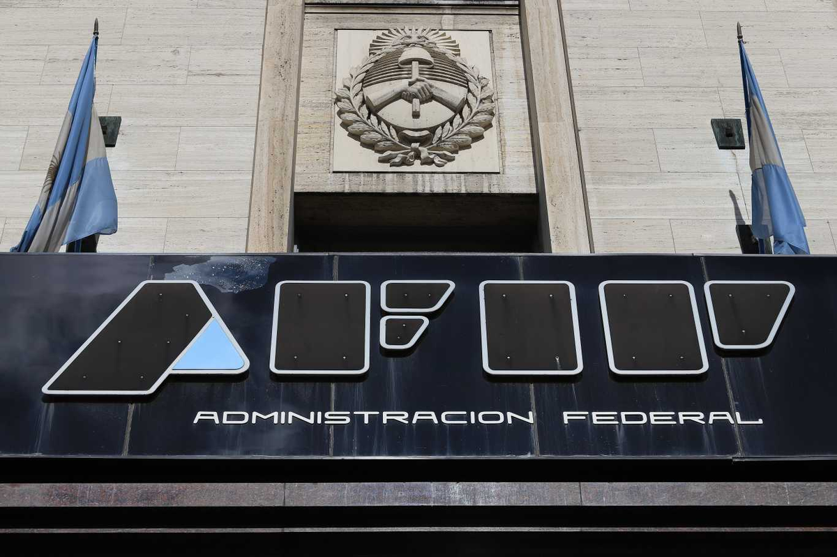 La Administración Federal de Ingresos Públicos (AFIP) comenzó a devolver las percepciones del impuesto a las Ganancias a quienes compraron divisas o efectuaron consumos en moneda extranjera el año pasado.