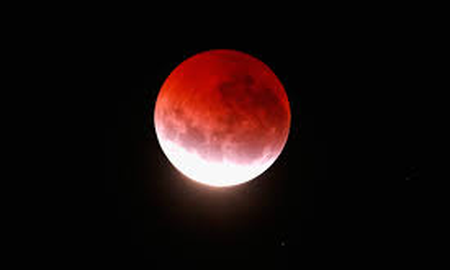 Descubrí por qué la luna se tiñe de rojo o naranja Descubrí por qué la luna se tiñe de rojo o naranja