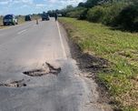 El 19 de marzo un camión volcó en la Ruta 11, a la altura de Llambi Campbell; en los peritajes, la PDI inspeccionó irregularidades en la calzada. El 19 de marzo un camión volcó en la Ruta 11, a la altura de Llambi Campbell; en los peritajes, la PDI inspeccionó irregularidades en la calzada.