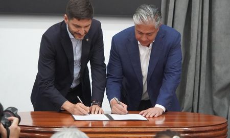 Actualmente unas 350 firmas santafesinas ya participan en actividades vinculadas al sector energético, pero el potencial es mucho mayor. “Podemos tener más de mil empresas trabajando junto a empresas neuquinas. Ese es el desafío que tenemos hacia adelante”, indicó Pullaro. Actualmente unas 350 firmas santafesinas ya participan en actividades vinculadas al sector energético, pero el potencial es mucho mayor. “Podemos tener más de mil empresas trabajando junto a empresas neuquinas. Ese es el desafío que tenemos hacia adelante”, indicó Pullaro.