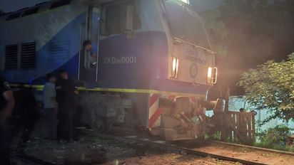 Rosario: una mujer salió a fumar, fue atropellada por un tren y está internada