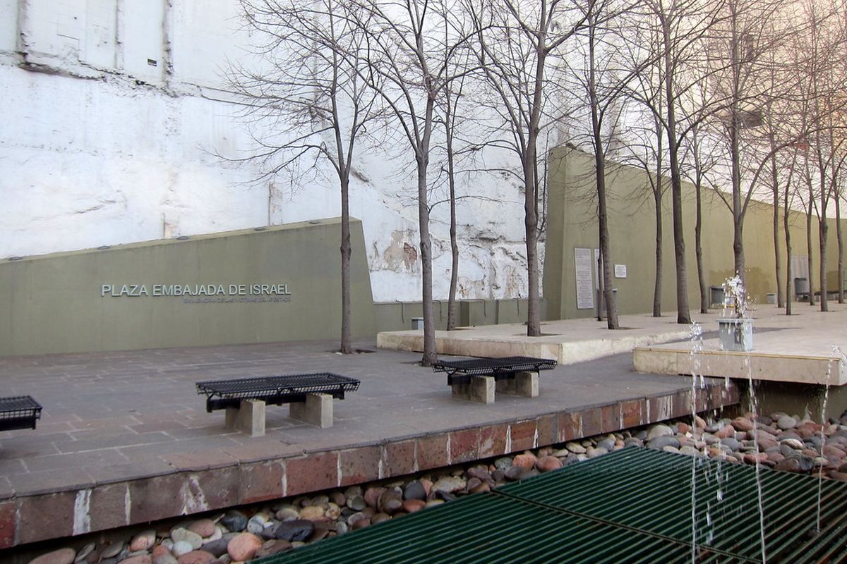 Inaugurada el 17 de marzo de 2000, la plaza conmemora a los fallecidos en el atentado.