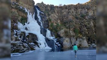 Escapada a Córdoba: descubrí una cascada soñada que en invierno se convierte en un muro de hielo