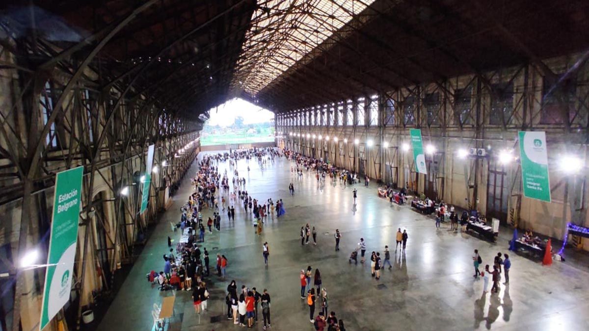 Convención anime en la Estación Belgrano: polémica por la gran cantidad de gente en la vereda 