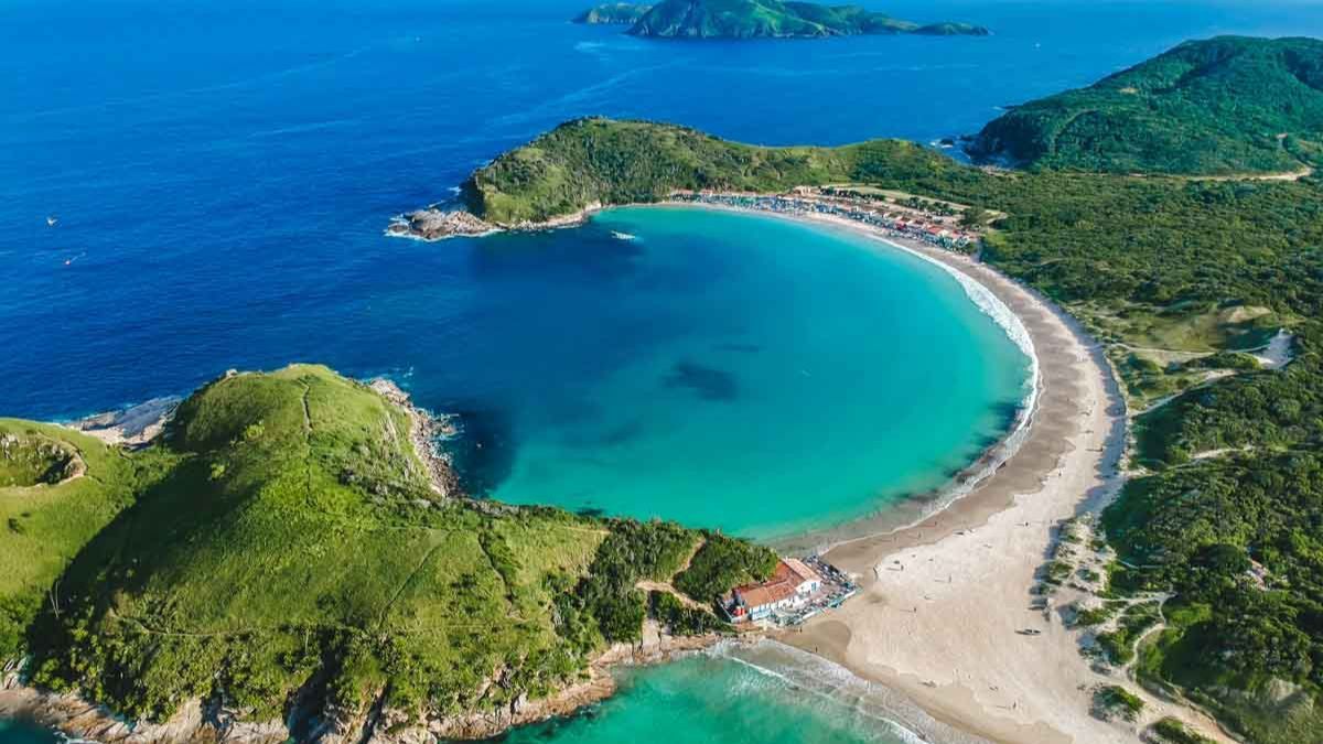 Cabo Frío y Buzios ofrecen playas paradisíacas y una excelente oferta gastronómica y de alojamiento. Cabo Frío y Buzios ofrecen playas paradisíacas y una excelente oferta gastronómica y de alojamiento.
