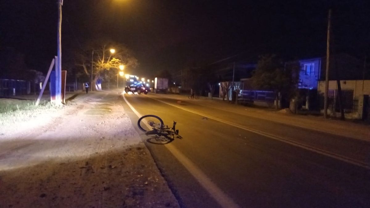 La bicicleta de la mujer quedó en la ruta hasta la llegada de los peritos.&nbsp;