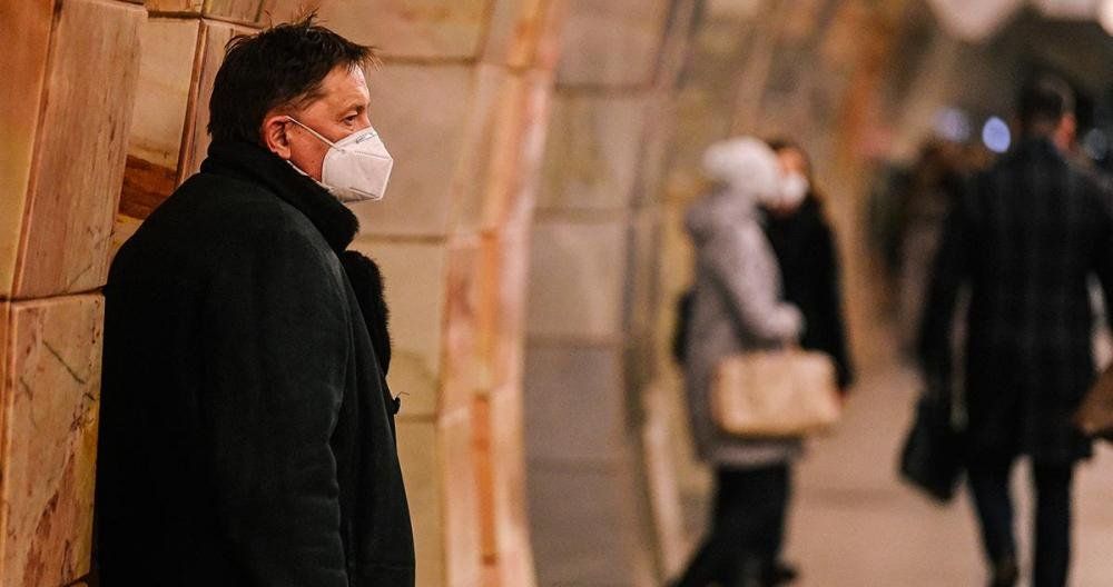 Un hombre con mascarilla como protección para no contagiarse de coronavirus / EUROPA PRESS