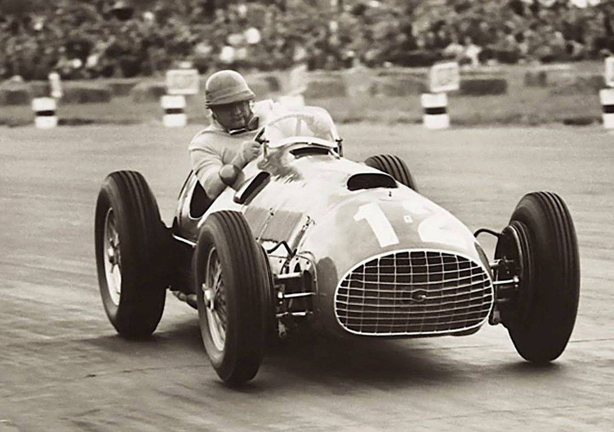 Cuando Fangio entró a recargar combustible en el 38º giro, Froilán se fue tranquilo adelante y, aunque paró a cargar 20 litros de nafta en la vuelta 47, la punta era suya y, en los últimos 20 giros, reguló y se impuso en el GP de Inglaterra en 2h42’18”2/10, con 51” de ventaja sobre el Chueco. Cuando Fangio entró a recargar combustible en el 38º giro, Froilán se fue tranquilo adelante y, aunque paró a cargar 20 litros de nafta en la vuelta 47, la punta era suya y, en los últimos 20 giros, reguló y se impuso en el GP de Inglaterra en 2h42’18”2/10, con 51” de ventaja sobre el Chueco.