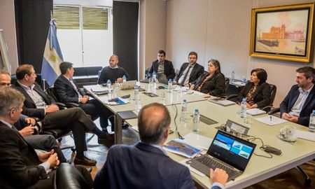 Martín Guzmán, mantuvo hoy un encuentro con los directivos de la petrolera YPF para analizar los planes de la empresa y la agenda energética del Gobierno nacional. Martín Guzmán, mantuvo hoy un encuentro con los directivos de la petrolera YPF para analizar los planes de la empresa y la agenda energética del Gobierno nacional.