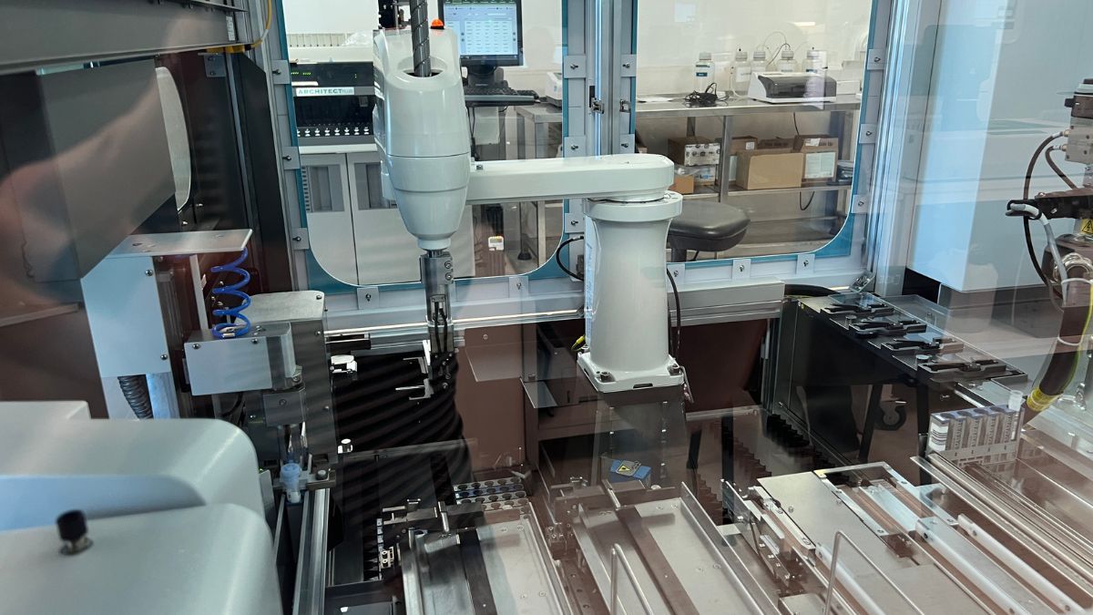 El cobas® p 501 es una unidad post-analítica automatizada de diagnóstico in vitro diseñada para gestionar y archivar muestras biológicas (tubos primarios y secundarios) en un laboratorio clínico. El cobas® p 501 es una unidad post-analítica automatizada de diagnóstico in vitro diseñada para gestionar y archivar muestras biológicas (tubos primarios y secundarios) en un laboratorio clínico.