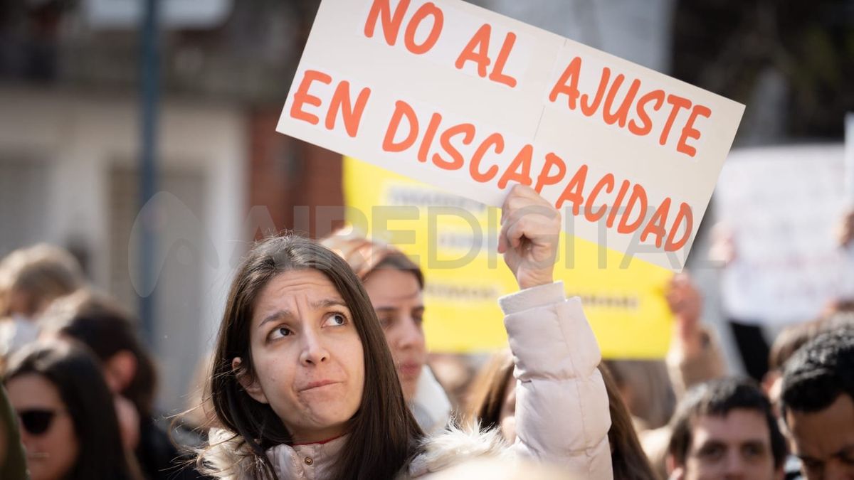 Profesionales de la salud y transportistas dedicados al área de discapacidad reclaman la falta de pago que dificulta la prestación de servicios.