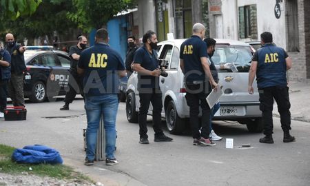 Según informó la policía, el primero de los hechos ocurrió en inmediaciones de pasaje 529 y Salvá donde la víctima –que se trasladaba en un auto- fue alcanzado por al menos tres disparos de arma de fuego que acabaron con su vida en el momento. Según informó la policía, el primero de los hechos ocurrió en inmediaciones de pasaje 529 y Salvá donde la víctima –que se trasladaba en un auto- fue alcanzado por al menos tres disparos de arma de fuego que acabaron con su vida en el momento.