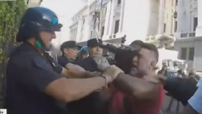 Video: la Policía Federal agredió y detuvo a un camarógrafo de A24