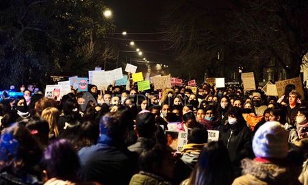 Los manifestantes marcharon desde el barrio Carmen Luisa, ubicado en el sur de la ciudad, hasta el terreno en donde fue encontrado el cuerpo sin vida de Rocío. Los manifestantes marcharon desde el barrio Carmen Luisa, ubicado en el sur de la ciudad, hasta el terreno en donde fue encontrado el cuerpo sin vida de Rocío.