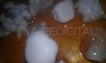 Cayeron importantes rocas de hielo en el norte de la provincia de Santa Fe este martes. Cayeron importantes rocas de hielo en el norte de la provincia de Santa Fe este martes.