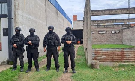 La PDI realizó tres allanamientos. Incautaron cocaína, marihuana, dinero y celulares. Una mujer de 36 años quedó detenida. La PDI realizó tres allanamientos. Incautaron cocaína, marihuana, dinero y celulares. Una mujer de 36 años quedó detenida.